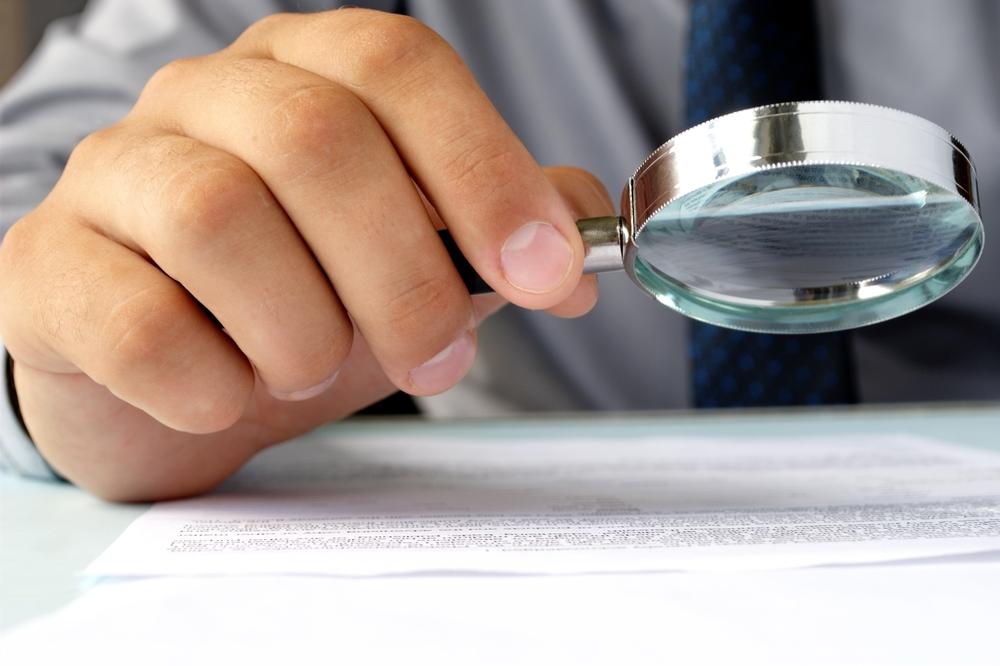 hand with magnifying glass